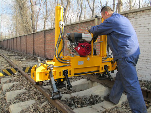 YQBJ-300x125型高(gao)行程液壓起(qi)撥道機