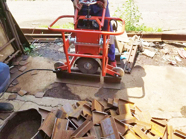 FMG-3.0型内燃槽(cao)型軌仿形打(dǎ)磨機